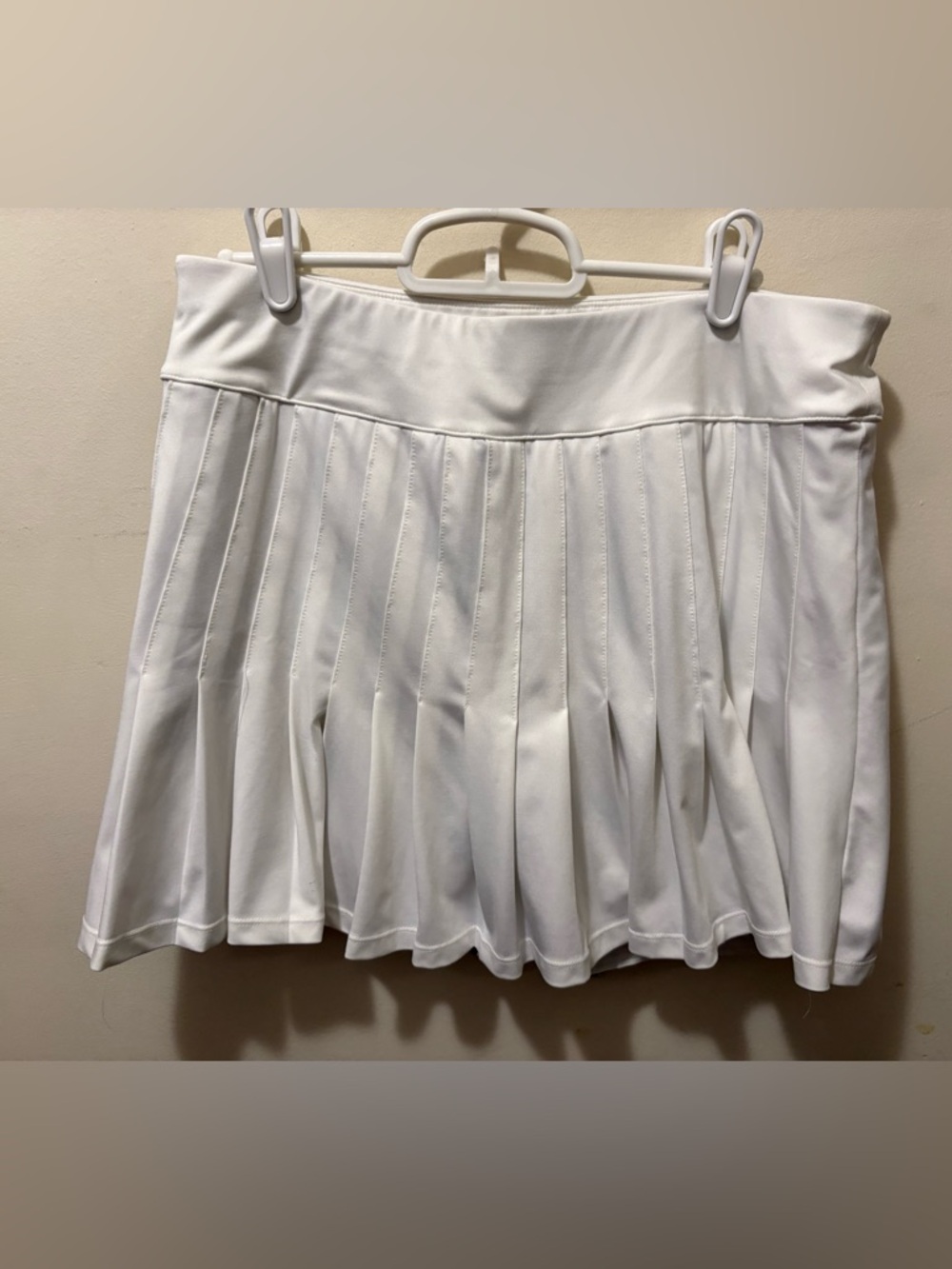 Tuckernuck pleated skirt white with fresh buds shorts 15” Large - Picture 3 of 9